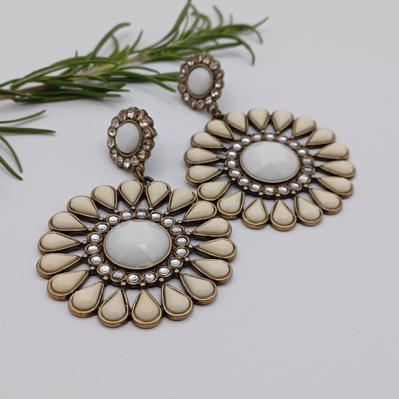 Vintage Avon Large Flower Earrings - Picture 5 of 8